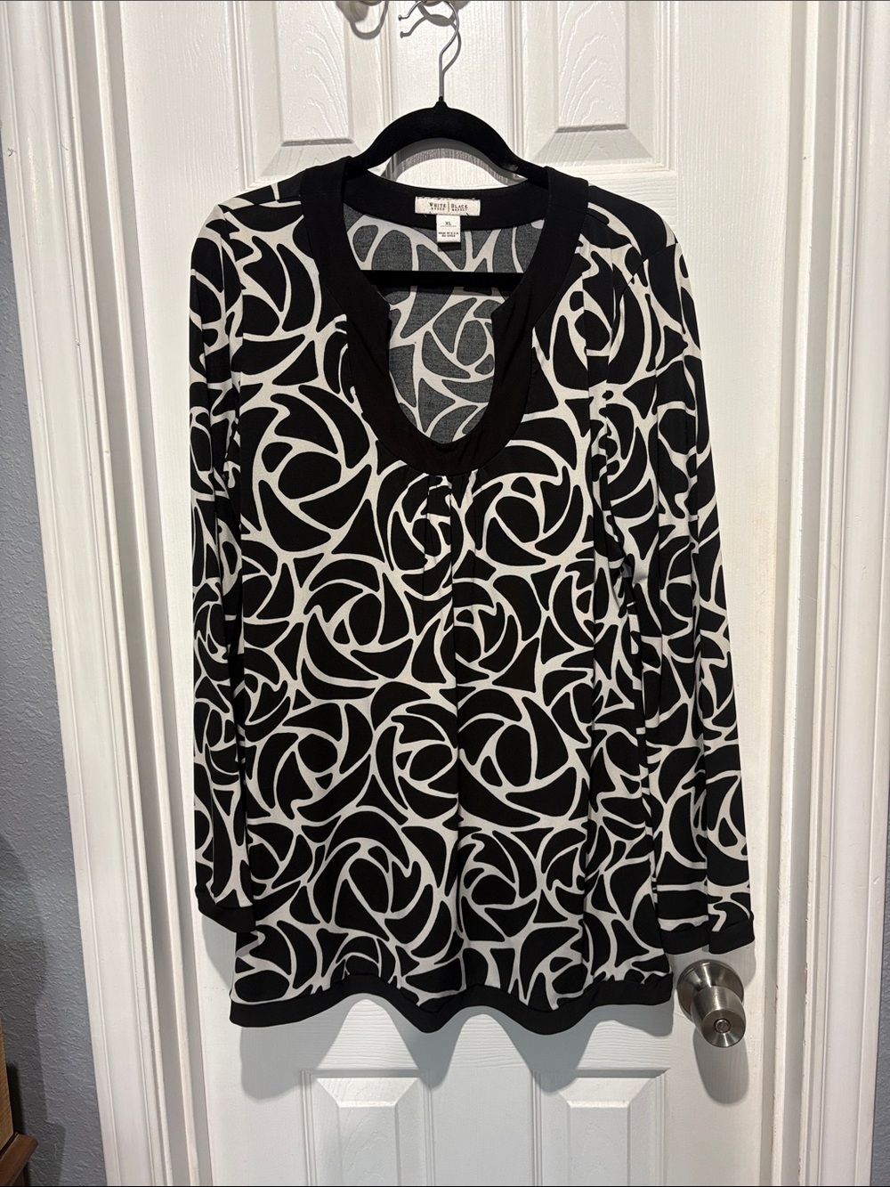 White House Black Market Black & White Rose-Print V-Neck Tunic